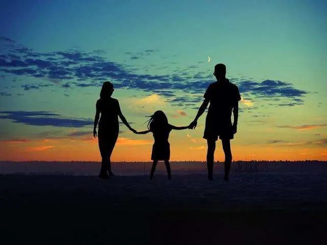 因上错地铁女孩脚踹妈妈,事情的真相是什么?