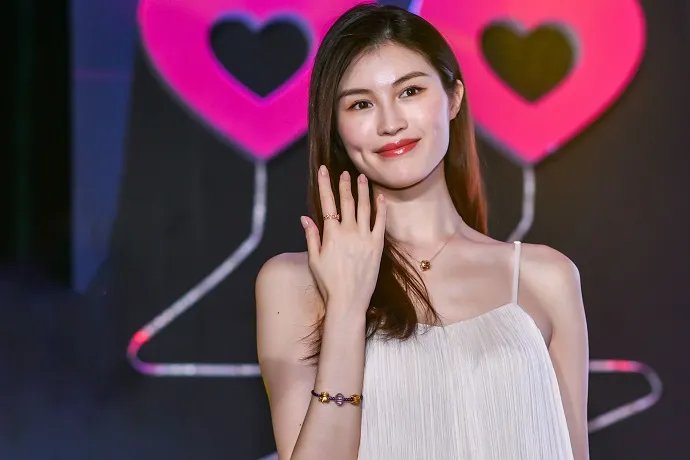 何穗和谁结过婚 何穗感情史揭秘