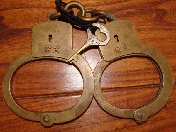 男子冒充大校招摇撞骗17年，该男子的真实身份是什么？