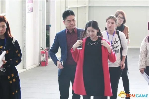 霸道总裁狂秀恩爱 京东CEO刘强东帮奶茶妹穿衣理容