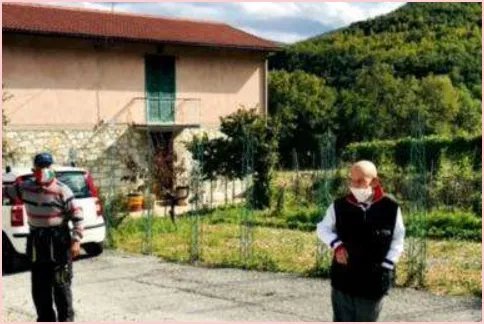 意大利二人小镇坚持戴口罩，你认为他们做的对吗？