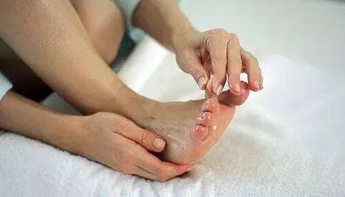 小伙脚趾莫名脱落：为什么会脱落患有什么病详情