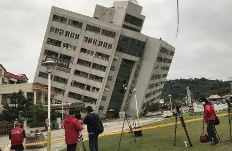 昆明地震百名考生跑出考场 网友：这才是科学的地震避险方式