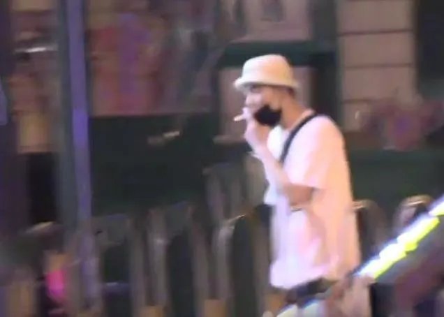 张铭恩现身胡冰卿小区：发现有人偷拍就离开了