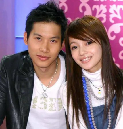 张韶涵颜行书谈恋爱了？ 和颜行书偷看午夜场