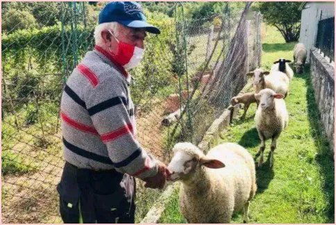 意大利二人小镇坚持戴口罩，你认为他们做的对吗？