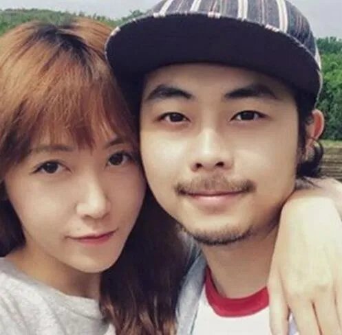 香港女团艺人蒋雅文微博宣布结婚 与老公朱经雄合照曝光