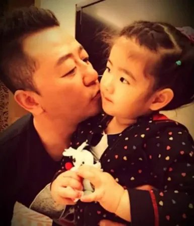 郭涛女儿照片曝光神似石头 盘点明星的漂亮宝贝们