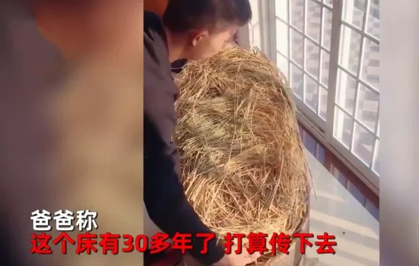 安徽一位爸爸拿出39年前的摇床给宝宝睡,那个年代的摇摇床长什么样子?