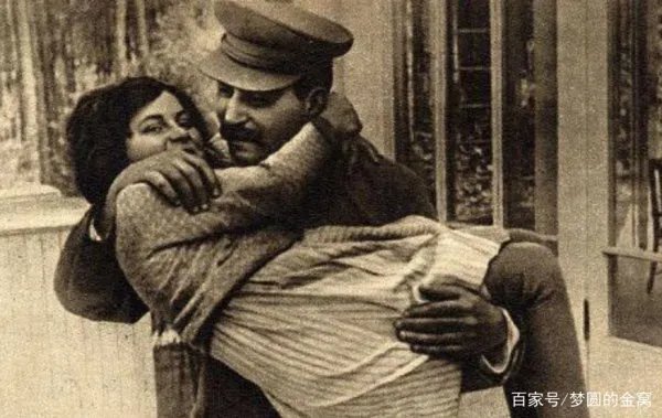 斯大林的女儿定居美国，她为何毕生都不愿回苏联？