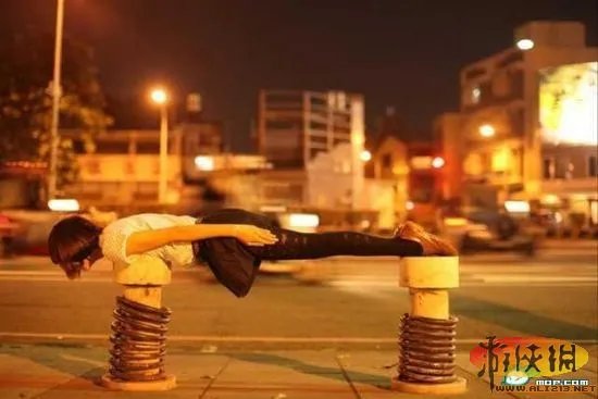 台湾仆街少女走红网络 无厘头媲美东京漂浮少女