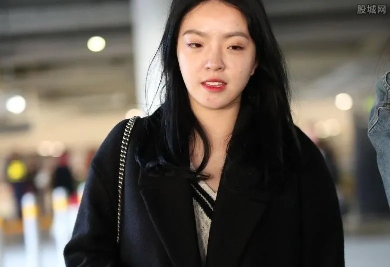 王中磊女儿晒合照 青春靓丽大长腿十分养眼