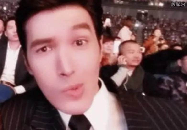 锦荣新女友曝光 与混血女模共度17个小时