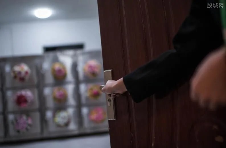 停尸房不为人知的黑镜头:开膛破肚处理女尸很惊悚