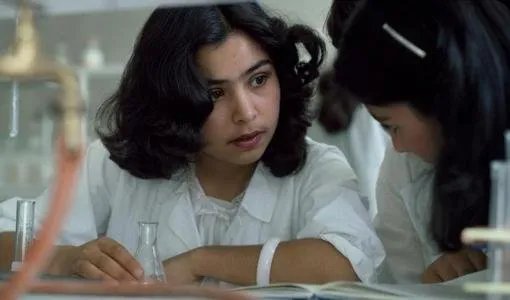 阿富汗禁止女学生在有男性场所唱歌，为何会这么规定？