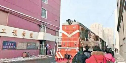 长春一高校校内通火车经过宿舍食堂