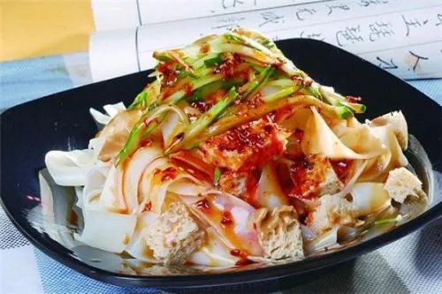 大学生在自家菜地里建微型高铁，疫情至今你在家做了什么？