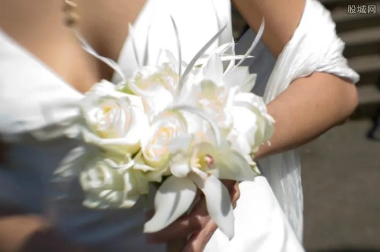 穿婚纱迎娶新娘 背后的真相让人感动