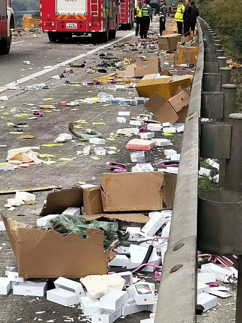 货车侧翻满车iPhone被烧，驾车行驶该不该配备灭火工具？