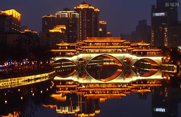 成都万人摇号抢房 成都摇号买房房价差多少？