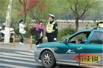 杭州最帅交警徐浩走红网络 重点是他还没女朋友