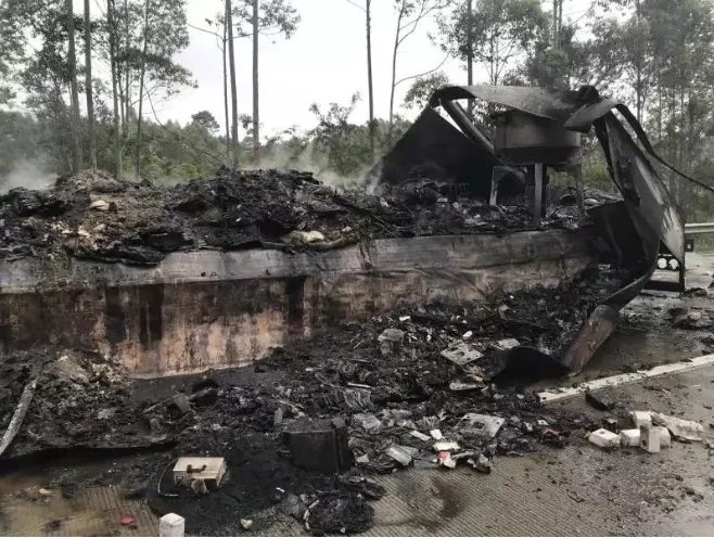 货车侧翻满车iPhone被烧，驾车行驶该不该配备灭火工具？