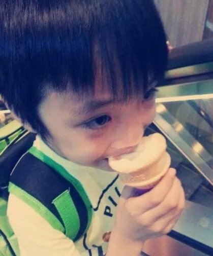 吴镇宇晒儿子吴费曼图片 眼睛受伤真相成罗生门