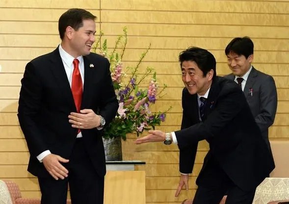 日本民众抗议安倍了吗？