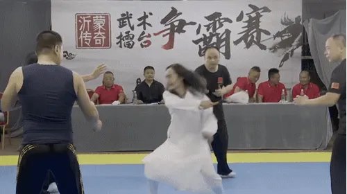 大师擂台靠挥毛笔放倒四名壮汉,该大师为何一直能得到广泛支持?