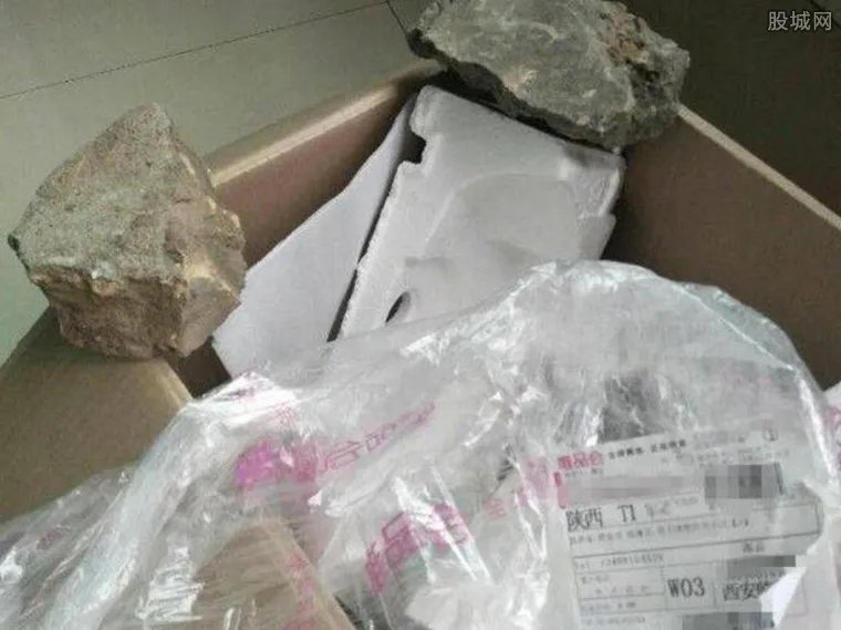 网购电饭煲收砖头 大家记得收快递时最好当面验收