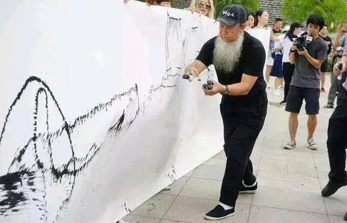 大师擂台靠挥毛笔放倒四名壮汉,该大师为何一直能得到广泛支持?