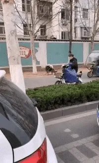 神似梅西男子被民众围堵合影 都想要甜头的动态图