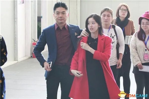 霸道总裁狂秀恩爱 京东CEO刘强东帮奶茶妹穿衣理容