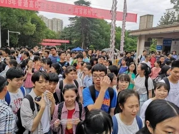 妈妈将孩子高考准考证当废品卖了?这是怎么回事?