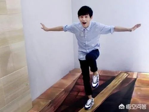 何炅44岁生日，怎么看快乐家族祝福微博各不同？