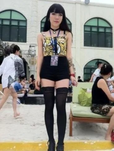 中国好声音吴莫愁第一场登场 导师为其转身获掌声