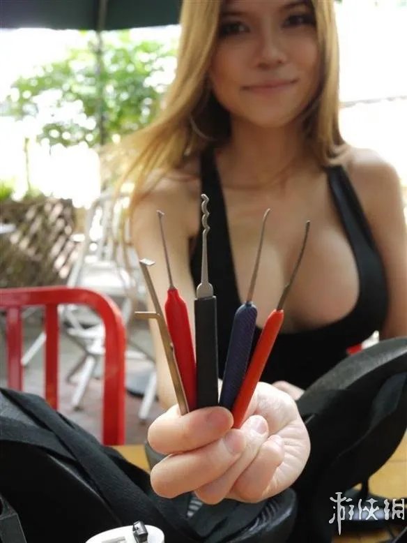 深圳美女黑客发明黑科技:工具藏在3D打印高跟鞋中!