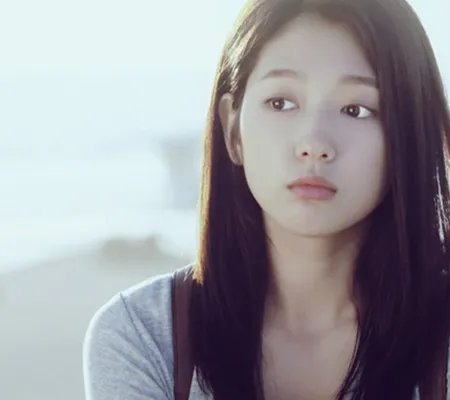 朴信惠与鹦鹉合照少女气息十足 为中国粉丝大秀钢琴才艺