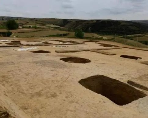 陕西寨山遗址发现多处活人殉葬墓,这种现象体现了什么?