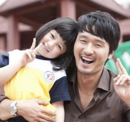 演员李成宰老婆女儿照片大放送  女儿孝心大爆发备受感动