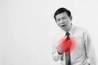 左胸口上方隐隐作痛是什么原因