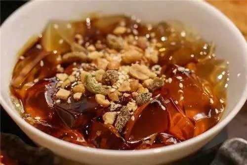 大学生在自家菜地里建微型高铁，疫情至今你在家做了什么？