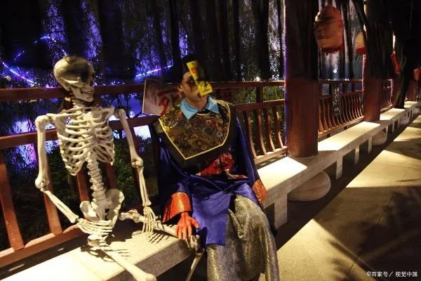 为什么僵尸要穿清朝的官服?