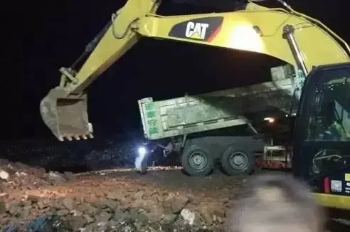 轿车坠湖 两工人用挖掘机接力救人