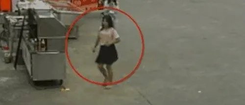 牵狗女孩表示因害怕逃跑