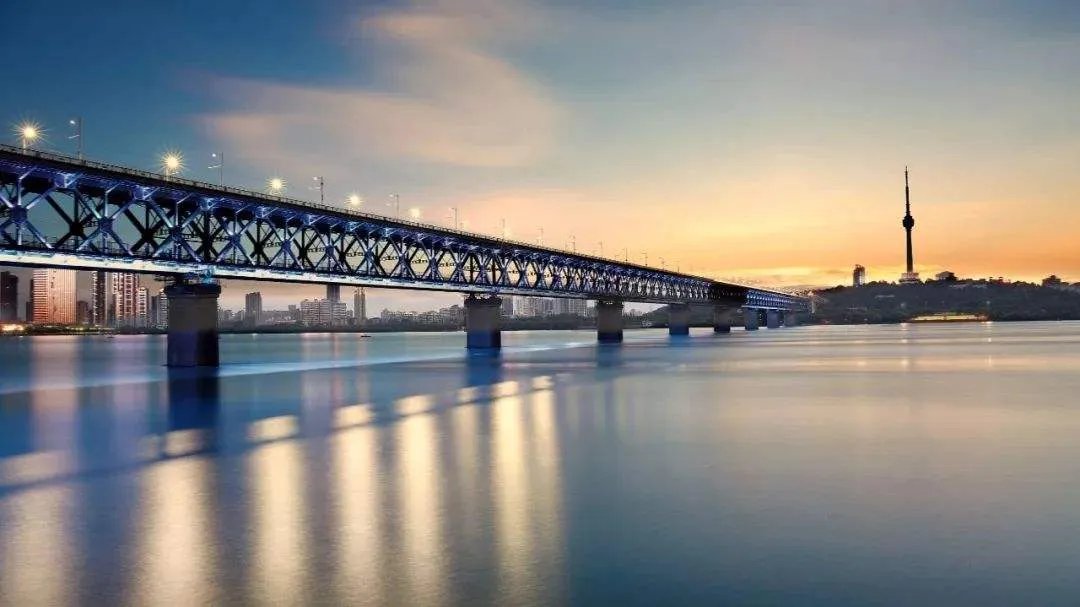 4万面五星红旗挂上武汉街头，武汉是座怎样的城市？