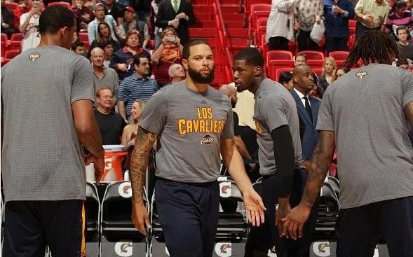 对于德隆加盟骑士以及最近的表现你们怎么看？